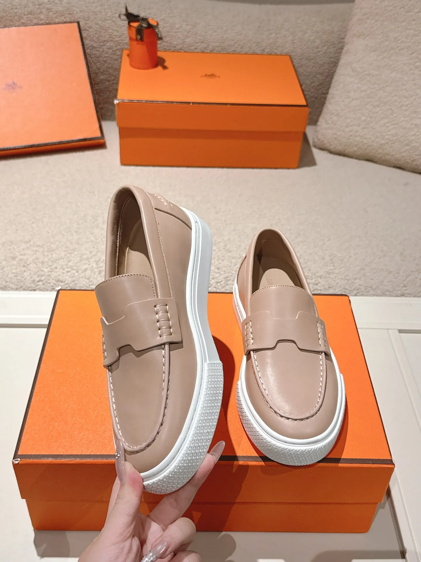 Men's men's shoes P620! Hermes# Thick Sole Couple Loafers These lace-up free sneakers in calfskin and washed denim feature signature "H" details. The design is simple and smooth, creating a fashionable urban look. It is comfortable and versatile. H family classics are not outdated, and the delivery counter is beautifully packaged🛍📦 Fabric: Original customized washed denim/first-layer cowhide Lining: Imported soft sheepskin Sole: Original open-molded anti-slip TPU material Size: 35-45